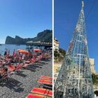 Cartoline da Halloween: foto e selfie con l’albero di Natale... in spiaggia, guardando Capri