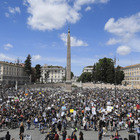 Roma, piazza del Popolo gremita per Floyd: c'è il caso assembramento