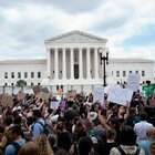 Usa, Corte Suprema abolisce la sentenza sul diritto all'aborto: «Non è garantito dalla Costituzione». Pelosi: «Decisione crudele e scandalosa»