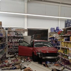 Regno Unito, sbaglia manovra e finisce con l'auto dentro il supermercato FOTO