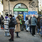 Tamponi, da Milano a Roma code infinite davanti alle farmacie: arriva la task force