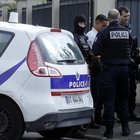 Parigi, minaccia gli agenti con un coltello: ucciso con 5 colpi d'arma da fuoco