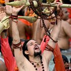 India, il boom di contagi non ferma i rituali indù