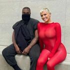 Bianca Censori quasi nuda, a cena con Kanye West vestita "da preservativo"