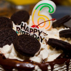 La bambina di 6 anni «è grassa», la matrigna le nega la torta di compleanno: «Meglio di no, deve dimagrire»