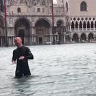 Venezia, la nuotata in piazza San Marco fa il giro del web