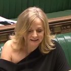 Deputata insultata per una spalla nuda in Aula. E lei risponde: «Non sono ubriaca o sgualdrina»