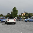 Cuneo, militare uccide la compagna a colpi di pistola nel piazzale del supermercato: fermato un 42enne