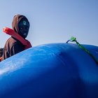 Migranti, barcone in avaria in Libia: 100 a bordo. Sos drammatici: «Stiamo congelando»