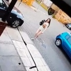 Donna lancia due gattine contro la porta della vicina di casa
