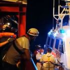 Migranti, l'Italia offre il porto sicuro alla Ocean Viking: a bordo 82 persone soccorse