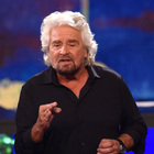 Beppe Grillo, come sta dopo il malore: «Resta in ospedale fino a venerdì, niente dimissioni». Continuerà le terapie
