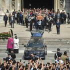 Silvio Berlusconi, dopo il funerale i fiori delle corone vanno a ruba: il furto dopo la cerimonia