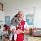 Vicenza, l'ex soldato che insegna italiano ai bambini profughi di Afghanistan e Ucraina