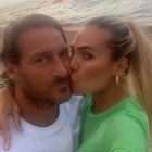 Francesco Totti Ilary Blasi innamoratissimi, si scambiano baci d'amore