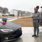 Regala una Tesla alla figlia per il compleanno, ma lei non la vuole: «Avevo chiesto una Mercedes rosa»