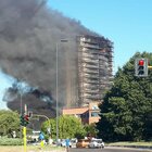 I residenti del palazzo in fiamme: «Pannelli sciolti come burro, noi fuggiti in mezzo al fumo»