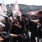 Primo Maggio, tensione a Torino tra No Tav e manifestanti Pd. Cariche della Polizia