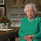 GB, la regina Elisabetta compie 94 anni, i primi auguri virtuali sono di Carlo e Camilla