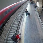 Ragazza di 26 anni tenta il suicidio sotto il treno: poliziotti le salvano la vita con un gesto eroico