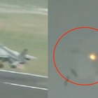 Jet travolge stormo di uccelli: motore in fiamme, il pilota con una mossa evita la tragedia Video