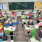 Scuola riaperta, bambini in classe con metro in testa