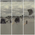 Pneumatico si stacca da un'auto e fa decollare quella in fase di sorpasso: il video choc