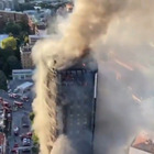 Incendio a Milano, grattacielo di 15 piani distrutto dalle fiamme: le immagini dall'elicottero