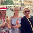 Reese Witherspoon a Roma con la figlia Ava e la madre Betty: selfie con gelato a piazza Navona