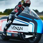 Max Biaggi si scatena e batte 11 record mondiali di velocità con moto elettriche