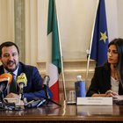 Salvini-Raggi, polemica continua. Il capogruppo M5S: «Matteo devi applicarti di più»