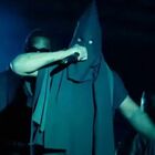 Kanye West nella bufera, presenta l'album con un cappuccio del KKK: «Non sono antisemita, ho appena sc***o con un’ebrea»