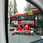 Roma, incidente in via Nazionale: motociclista finisce sotto un furgone, è grave