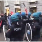 Coprifuoco Napoli, bombe carta contro la polizia: nuovi scontri nel centro della città