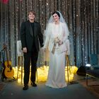 Laura Pausini sposa, il blazer sull'abito bianco (con velo e guanti lunghi): tutti i dettagli del look
