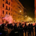 Napoli, bombe carta contro la polizia: nuovi scontri alla manifestazione di disoccupati e lavoratori dello spettacolo