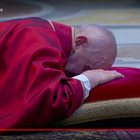 Vaticano, la denuncia del Venerdì Santo: «La tunica di Cristo fatta a pezzi dalle divisioni nella Chiesa»
