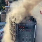 Milano, palazzo in fiamme: le immagini dall'elicottero