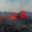 La lava esce dal terreno nel giardino di un'abitazione durante l'eruzione di un vulcano alle Hawaii