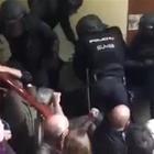 Video/ La polizia caccia i cittadini a calci