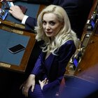 Marta Fascina torna alla Camera con un nuovo look: capelli sciolti, doppia fede nuziale e cover col volto di Berlusconi