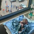 Nato durante l'esplosione in ospedale senza elettricità: il miracolo del piccolo George