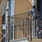 Russia, lite furiosa sul balcone: la ringhiera si stacca, marito e moglie precipitano in strada