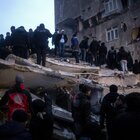 Terremoto Turchia oggi di 7.9. Almeno 284 morti, migliaia i feriti, si scava sotto le macerie. Colpita la Siria: 427 vittime