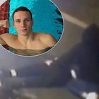 Il video choc della sparatoria: il nuotatore cade a terra, la disperazione della fidanzata
