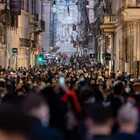 Roma, ressa per il passeggio in via del Corso: zero distanziamento anti covid, la foto che fa discutere