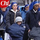 Ilary Blasi suora a Lourdes per aiutare i malati: le foto del pellegrinaggio