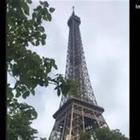 Uomo si arrampica sulla Tour Eiffel, evacuata l'area