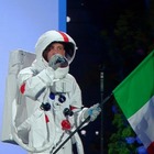 Sanremo 2020, Francesco Gabbani vestito da astronauta canta "L'italiano". I fan s'infuriano: «Non è possibile»