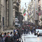 Week-end "giallo", folla e assembramenti a Via del Corso per il primo maggio